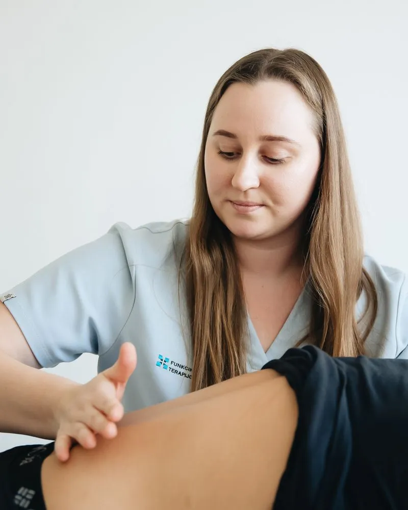 Fisioterapeuta de SV Fisioterapia atendiendo en su clínica de Adeje