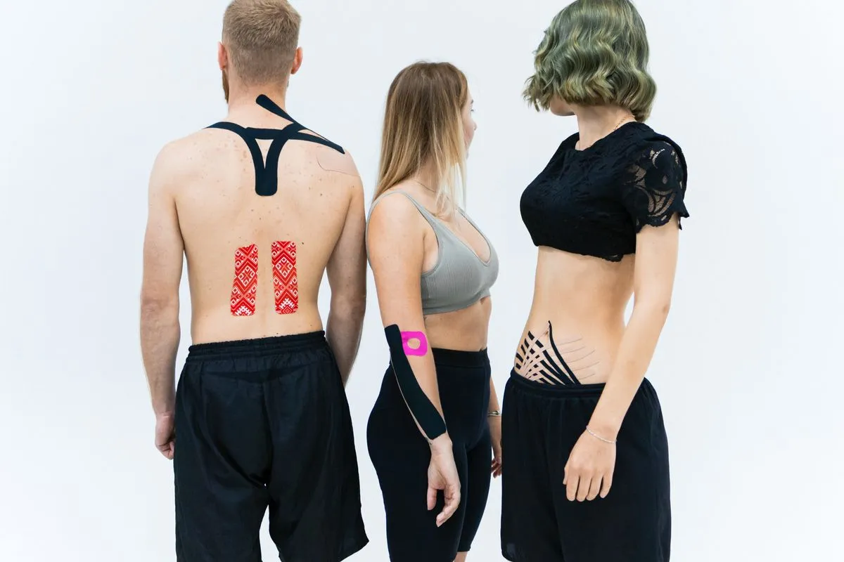 Deportistas con vendaje neuromuscular de kinesiotape en la espalda